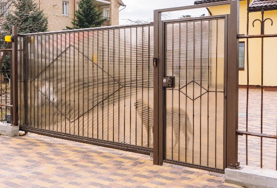 Купить ворота из профлиста с элементами ковки, с металлическими столбами в рамке или под дерево в Кыштыме от 157575 руб